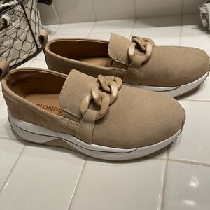 Blondo Waterproof Women’s Melody Sand Slip-On Sneakers w/link buckle. Size 7.5.